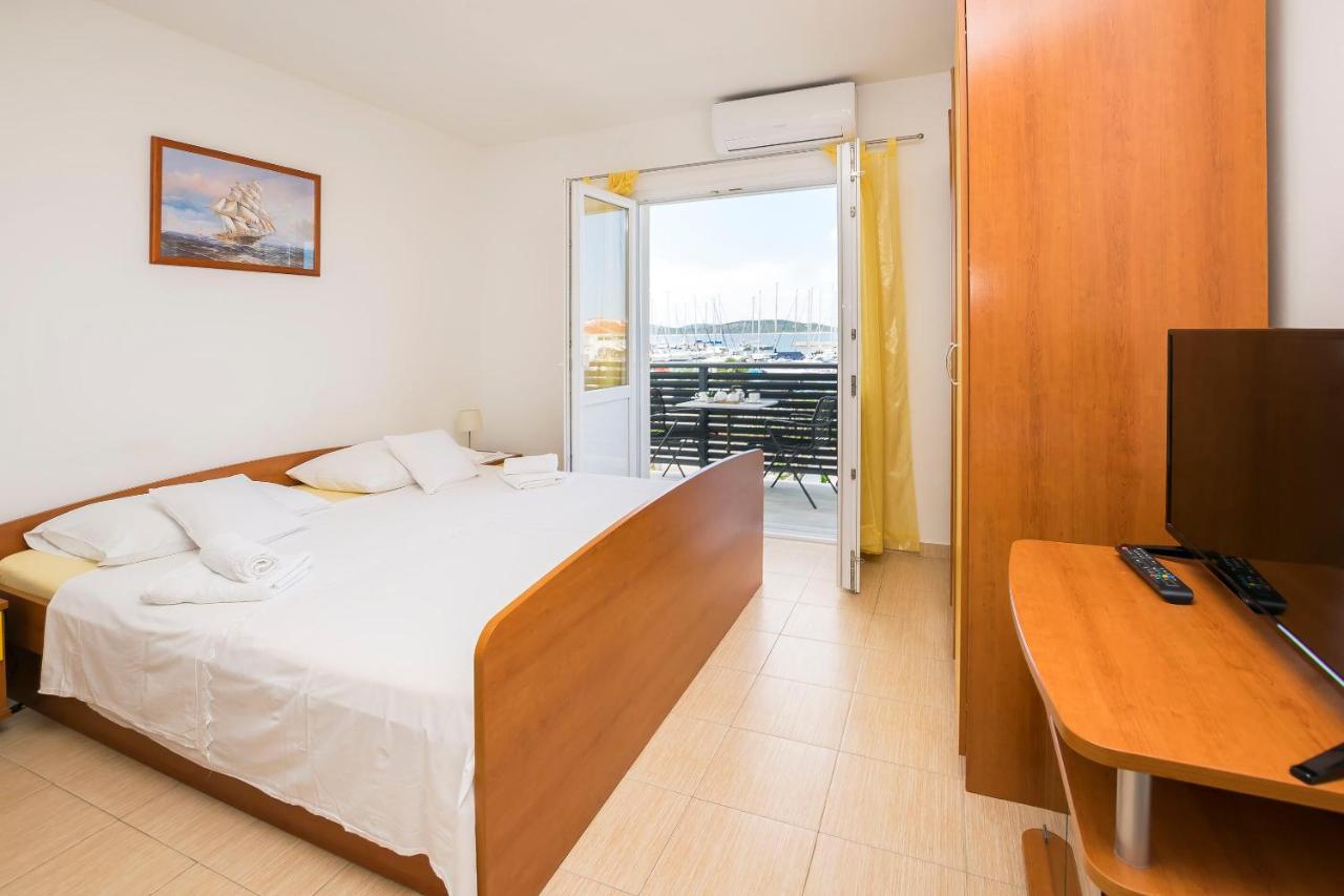Apartments And Rooms Mare Vodice Esterno foto