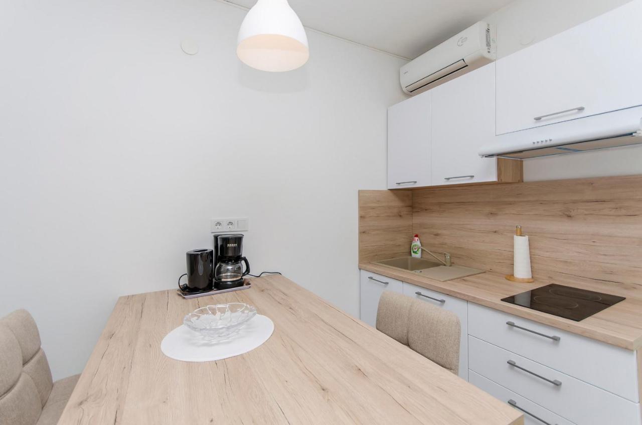 Apartments And Rooms Mare Vodice Esterno foto