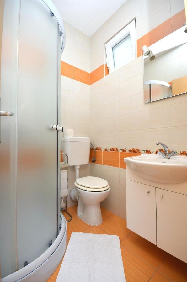 Apartments And Rooms Mare Vodice Esterno foto