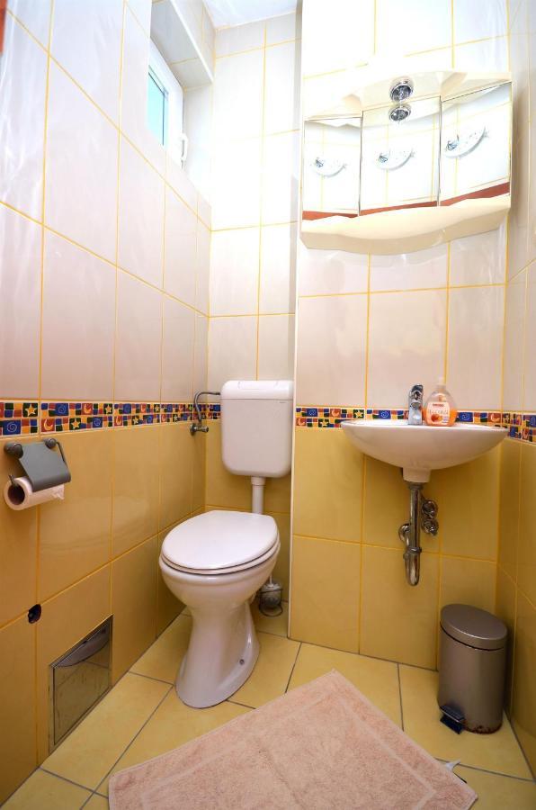 Apartments And Rooms Mare Vodice Esterno foto